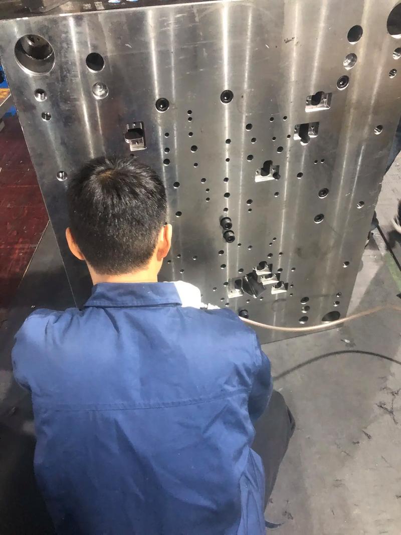 協作拼搏，按時完成模具試模任務